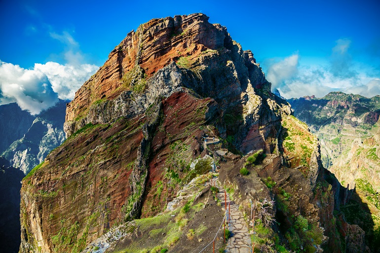 Trekking path leading to the big cliff at the Pico do Arieiro surrounding areas, Madeira Natural Park (© Anna Lurye | Dreamstime.com)