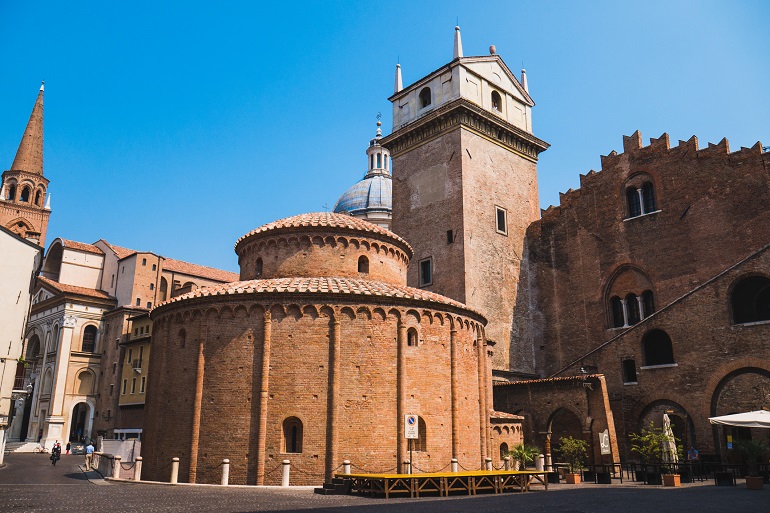 Rotonda di San Lorenzo on Piazza delle Erbe, Mantua (&copy; schistra | Dreamstime.com)