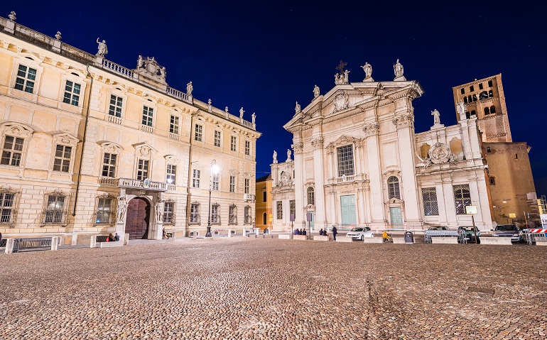 Mantua Cathedral on Piazza Sordello, Mantua (&copy; travellaggio | Dreamstime.com)