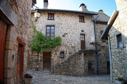 Marcolès, Auvergne (photo by Jb.ronssin - CC BY-SA 4.0)