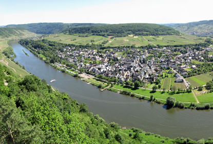 Marienburg an der Mosel (photo by Holger Weinandt - CC BY-SA 3.0 DE)