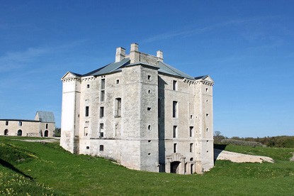 Maulnes Castle, Burgundy (photo by Christophe.Finot - CC BY-SA 3.0)