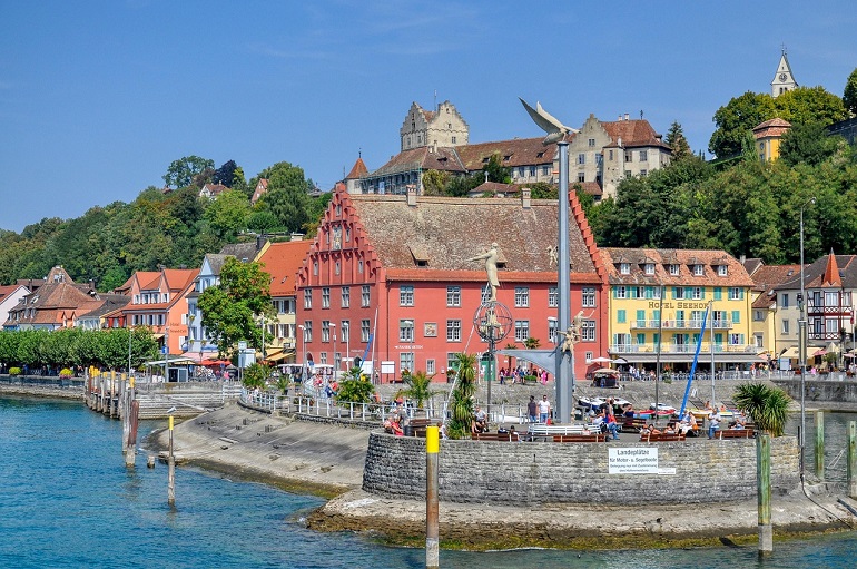 Hafenmole and Gredhaus am Hafen, Meersburg (photo by Gabriele Lässer from Pixabay)