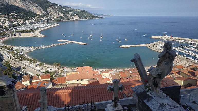 Plage des Sablettes viewed from the Cimetière du Vieux Château, Menton (photo by Renek78 - CC BY-SA 4.0)
