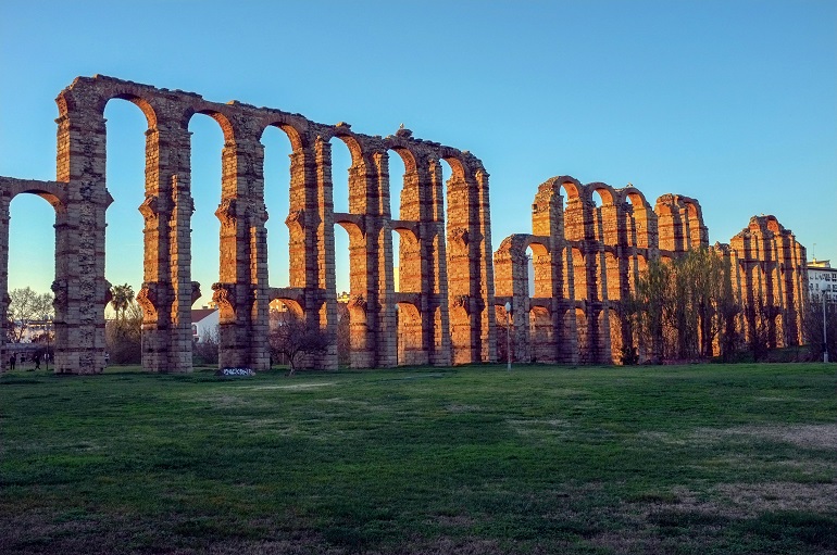 Roman aqueduct, Mérida (photo by Margen Cero - pexels.com)