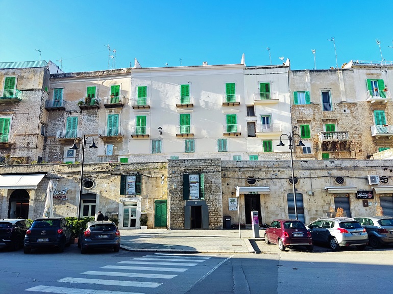 Houses built over the old city walls on Corso Dante Alighieri, Molfetta (© Eupedia.com)