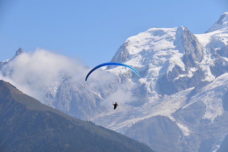 Paragliding around Mont Blanc (photo by JackieLou DL from Pixabay)