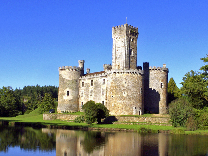 Montbrun Castle, Limousin (photo by Traumrune / Wikimedia Commons / CC-BY-3.0)