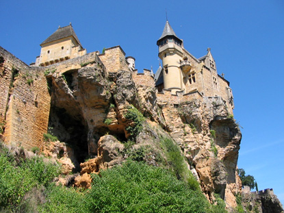 Montfort Castle, Aquitaine (photo by PePeEfe - CC BY-SA 3.0)