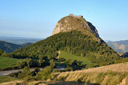 Montségur Castle, Ariège (photo by Krzysztof Golik- CC BY-SA 4.0)