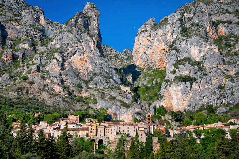 Moustiers-Sainte-Marie, Alpes-de-Haute-Provence (© Martin M303 - Fotolia.com)