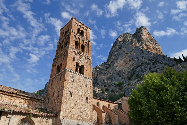 Moustiers-Sainte-Marie (photo by ManonCé from Pixabay)