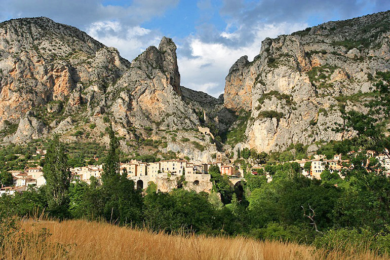 Moustiers-Sainte-Marie (photo by Jialiang Gao - CC BY-SA 3.0)