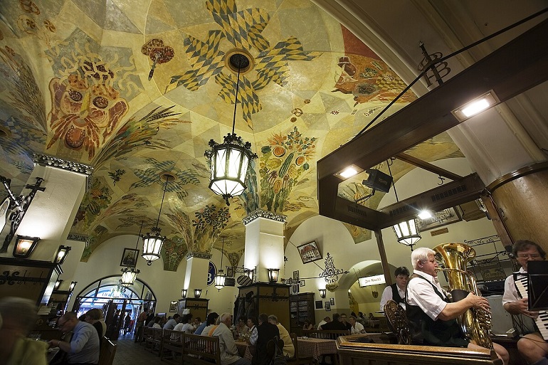 Hofbräuhaus and Platzl in Munich (© Jorge Royan - CC BY-SA 3.0)