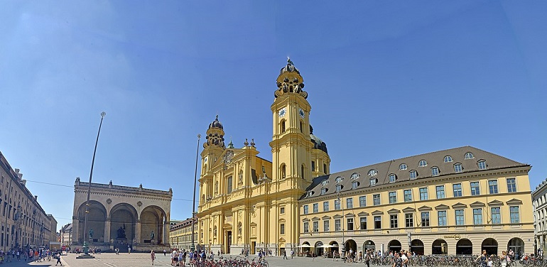 Feldherrnhalle and Theatinerkirche on Odeonsplatz, Munich (photo by Guido Radig - CC BY-SA 4.0)