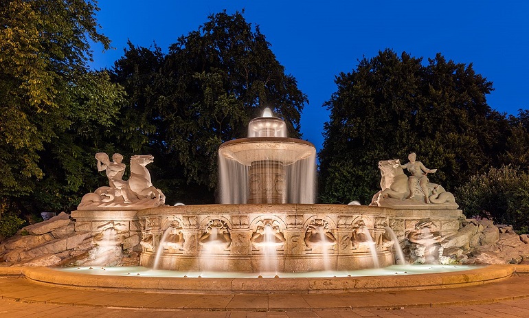 The monumental Wittelsbacher fountain on Maximiliansplatz, Munich (photo by Diego Delso - CC BY-SA 4.0)