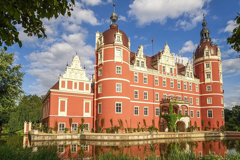 The Neues Schloss (New Castle) in Muskau Park (photo by Heigeheige - CC BY-SA 4.0)