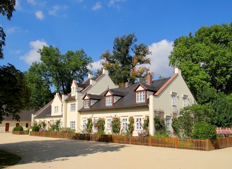Residential building in Muskau Park (photo by Gorofil - CC BY-SA 4.0)
