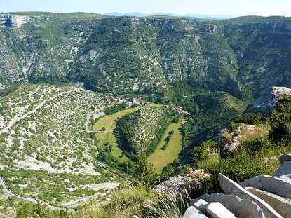 Cirque de Navacelles, Languedoc-Roussillon (photo by Henri MOREAU - CC BY-SA 4.0)