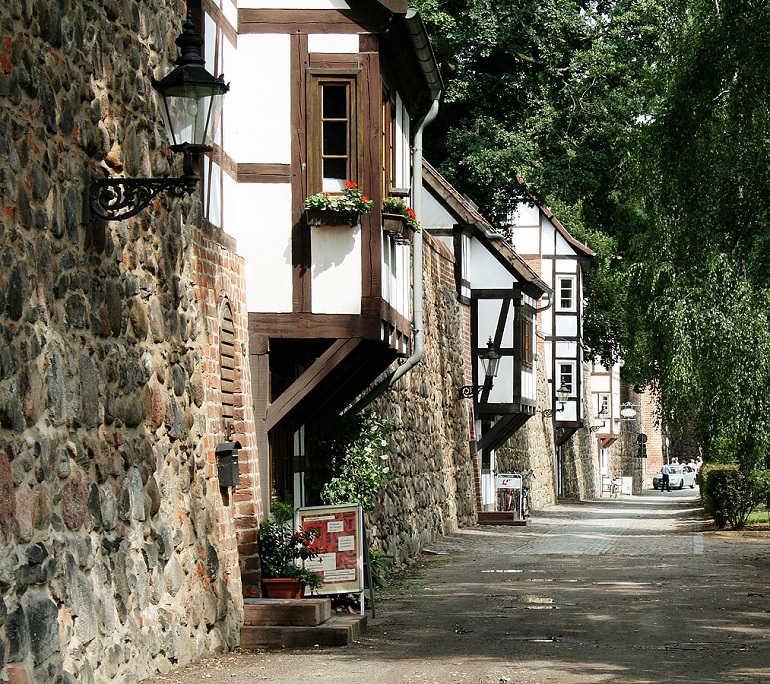Wiekhäuser along the city walls of Neubrandenburg (photo by Mrsklonk - CC BY-SA 4.0)