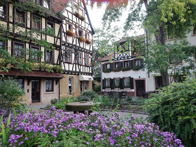 Zwerchgasse, Neustadt an der Weinstrasse (photo by qwesy qwesy - CC BY-SA 3.0)