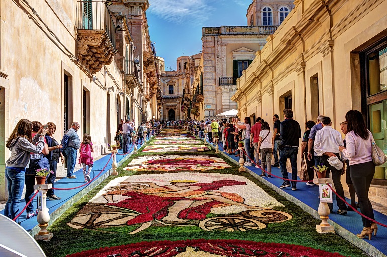 Infiorata Festival in Noto (© Sebastiano Leggio | Dreamstime.com)