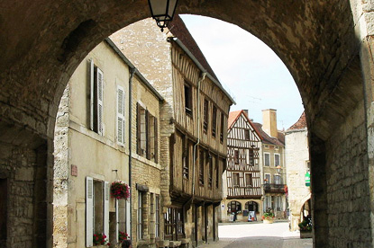 Noyers-sur-Serein, Burgundy (photo by Philippe Alès - CC BY-SA 3.0)