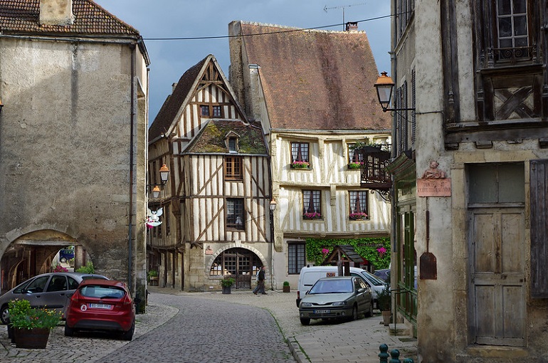 Noyers-sur-Serein (photo by Daniel Jolivet - CC BY 2.0)