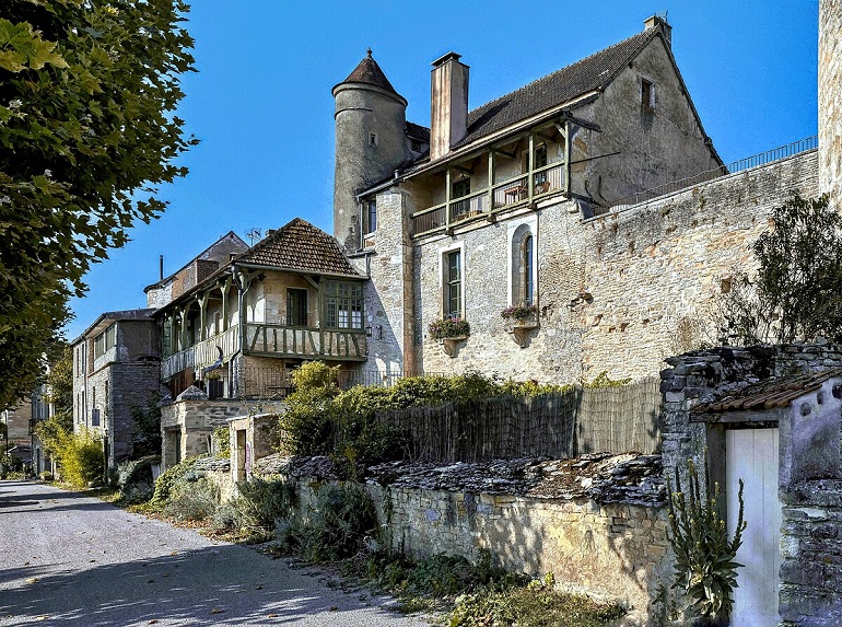 Noyers-sur-Serein (photo by Rolf Kranz - CC BY-SA 4.0)