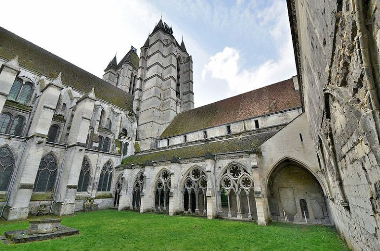 Noyon Cathedral (photo by Patrick - CC BY-SA 2.0)