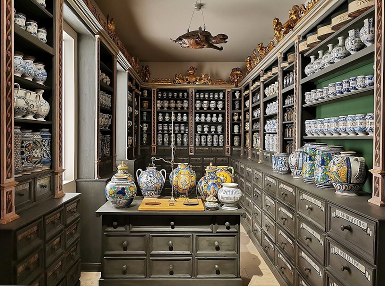 Storage room of an old pharmacy in the Germanischen Nationalmuseum, Nuremberg (photo by Thaler Tamas - CC BY-SA 4.0)