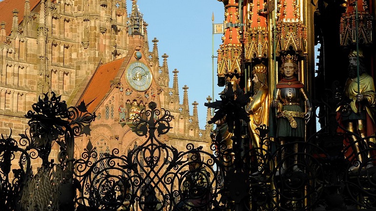 Gänsemännchen Fountain and Frauenkirche on the Hauptmarkt, Nuremberg (photo by Franzfoto - CC BY-SA 3.0)