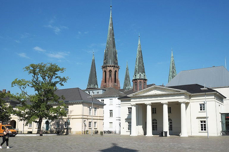 St Lamberti Church and Palace Guardhouse, Oldenburg (photo by GFreihalter - CC BY-SA 4.0)