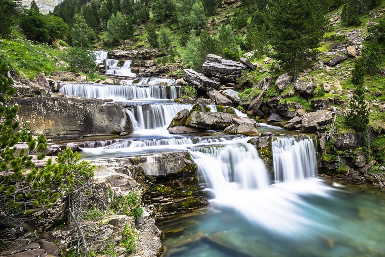 Gradas de Soaso waterfall inOrdesa y Monte Perdido National Park (© Lukasz Janyst | Dreamstime.com)