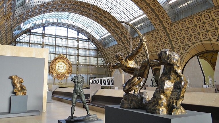 Hall of the Musée d'Orsay with its monumental clock and the statue of Bourdelle's Heraklès (photo by Ibex73 - CC BY-SA 4.0)