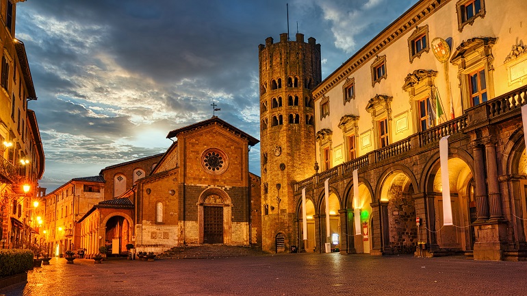 Torre del Moro and Chiesa di Sant'Andrea on Piazza della Repubblica, Orvieto (© Xantana | Dreamstime.com)