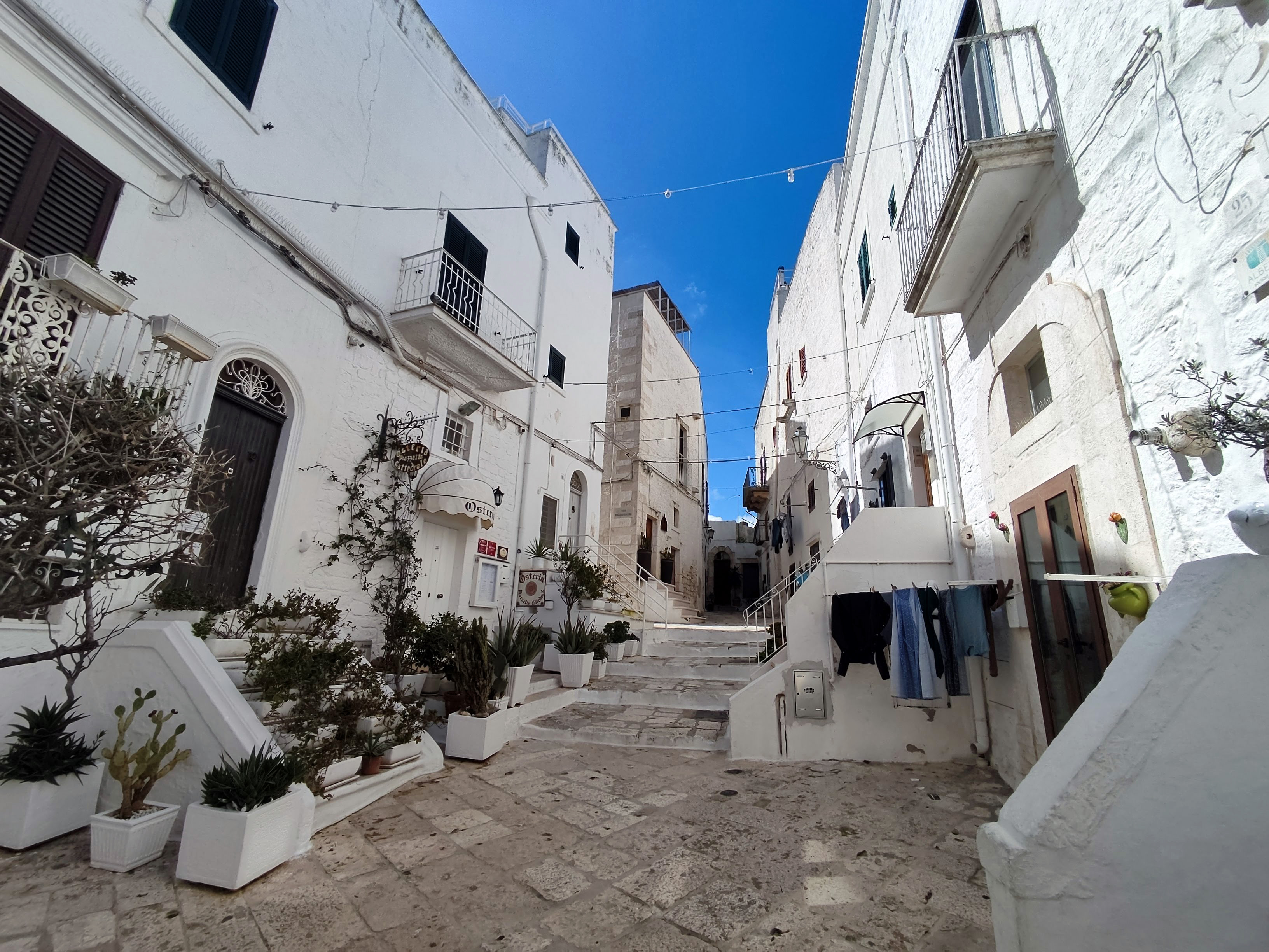 White-washed streets of Ostuni (© Eupedia.com)