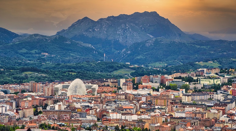 Panoramic view of Oviedo (© Imag3 | Dreamstime.com)