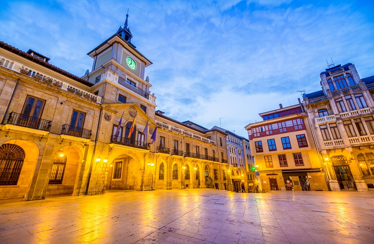 Plaza de la Constitucion, Oviedo (© Lucas Viani | Dreamstime.com)