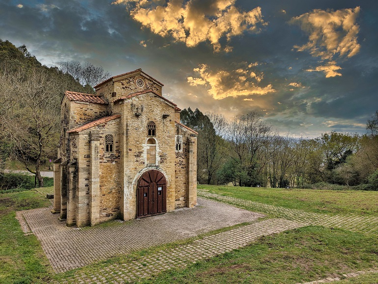 San Miguel de Lillo church, Oviedo (© Imag3 | Dreamstime.com)