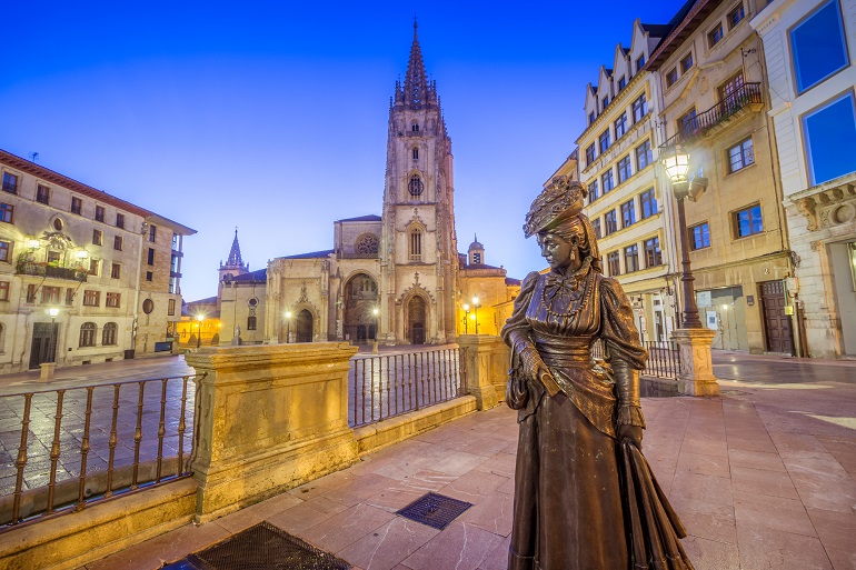 Sculpture of La Regenta and Cathedral of Oviedo on Plaza de Alfonso II (© Lucas Viani | Dreamstime.com)
