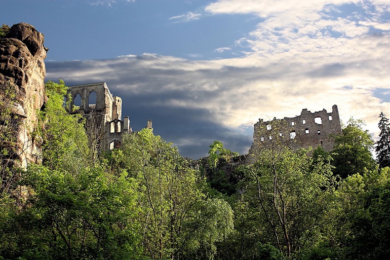 Ruins of Oybin Abbey (photo by Dako99 - CC BY-SA 3.0)