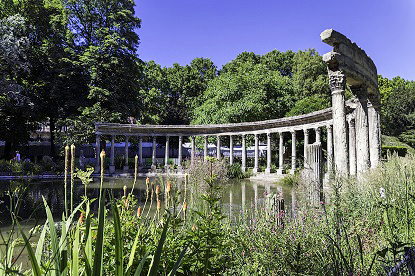 Colonnade of Parc Monceau (photo by Julien Ricard from Paris, France - CC BY 2.0)