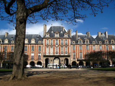 Place des Vosges, Paris (&copy; Bogdan Lazar - iStockphoto.com)