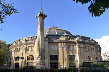 Bourse de Commerce & Medici Column, Paris (photo by Mbzt - CC BY-SA 3.0)