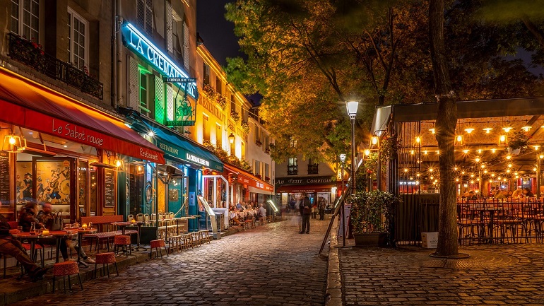 Restaurants in Paris at night (photo by Pierre Blaché from Pixabay)