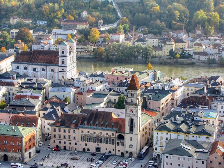 Town Hall Square, Passau (photo by Damir-zg - CC BY-SA 4.0)