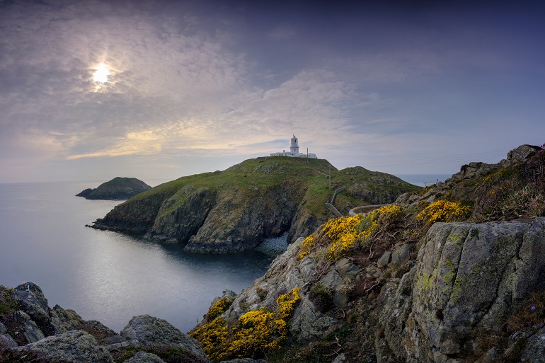 Sunset over Strumble Head light house, Pembrokeshire Coast National Park (© Julian Gazzard | Dreamstime.com)