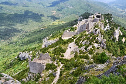 Peyrepertuse Castle, Languedoc-Roussillon (photo by Brigitte Ferauge from Pixabay)