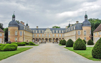 Pierre de Bresse Castle, Burgundy (photo by G CHP - CC BY 2.5)